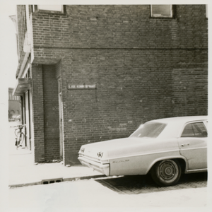 860070 Afbeelding van een oude Amerikaanse auto ('slee') geparkeerd op de hoek van de Oude Koningstraat en Waterstraat ...